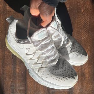 White Nike Fingertrap Max